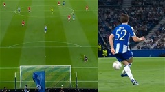 Nottingham hưởng lợi từ bàn phản lưới nhà tệ nhất lịch sử!